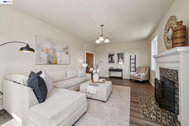 6031 Camden St, Oakland, CA 94605
