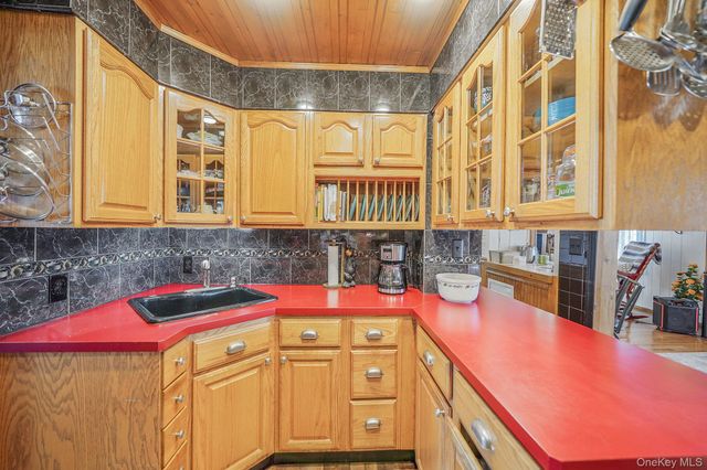 15 18th Avenue, Bay Shore, NY 11706