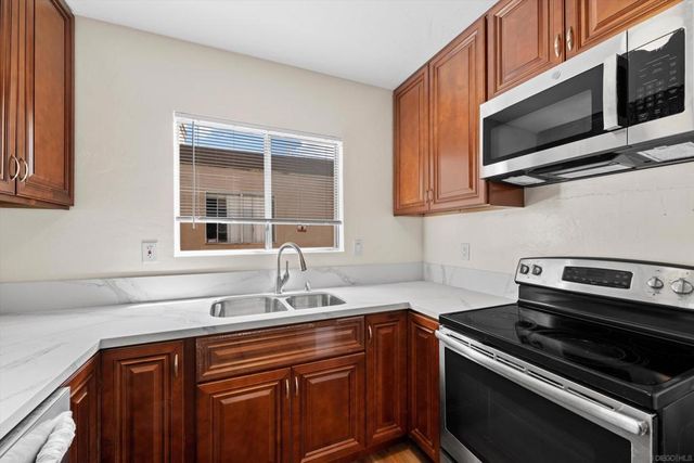 1051 Rock Springs 202, Escondido, CA 92026