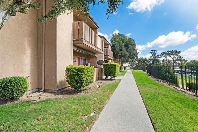 1051 Rock Springs 202, Escondido, CA 92026