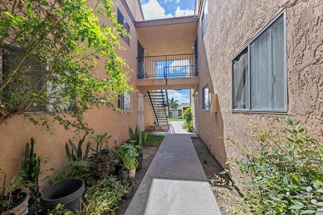 1051 Rock Springs 202, Escondido, CA 92026