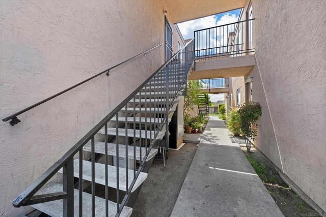 1051 Rock Springs 202, Escondido, CA 92026