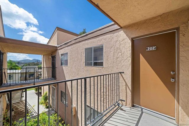 1051 Rock Springs 202, Escondido, CA 92026