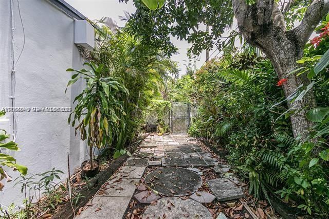 1717 NE 12th Street 5, Fort Lauderdale, FL 33304