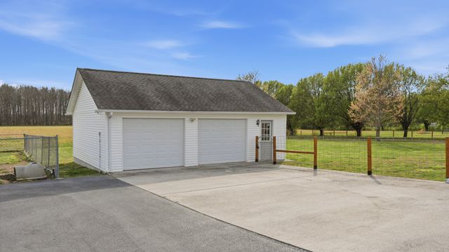 2877 Sixteenth Model Rd, Manchester, TN 37355