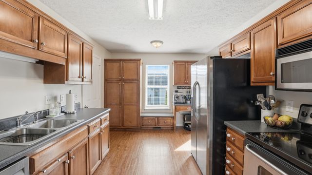 2877 Sixteenth Model Rd, Manchester, TN 37355