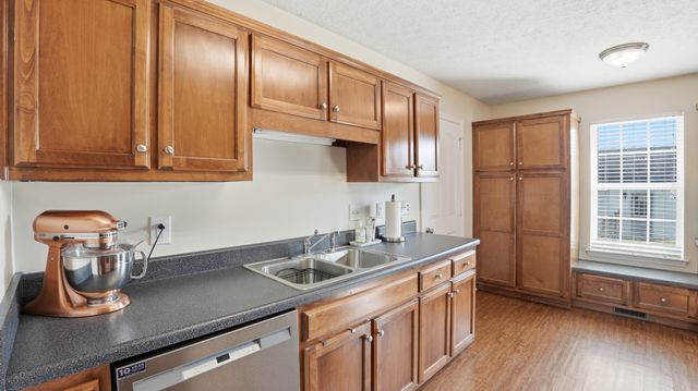 2877 Sixteenth Model Rd, Manchester, TN 37355