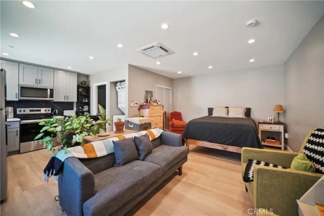 8434 Oakdale Avenue, Winnetka, CA 91306