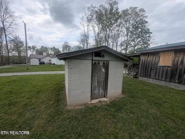 2546 Peavine Rd, Crossville, TN 38571