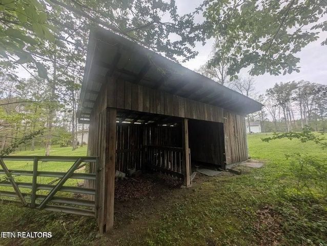 2546 Peavine Rd, Crossville, TN 38571
