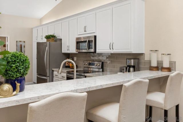 17939 Avenida Alozdra, San Diego, CA 92128