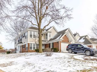 325 Green Knoll Lane 325, Streamwood, IL 60107
