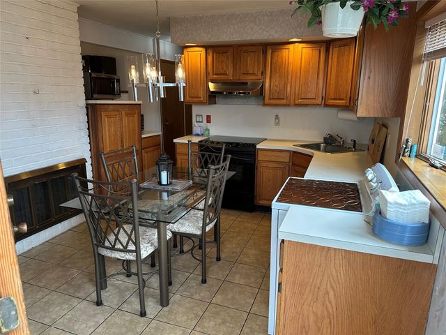 59 Pilgrim Lane, Westbury, NY 11590