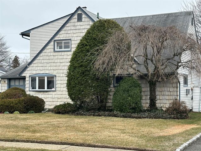 59 Pilgrim Lane, Westbury, NY 11590