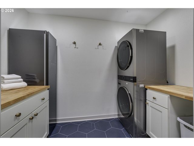 3550 SOUTHSHORE Blvd, Lake Oswego, OR 97034