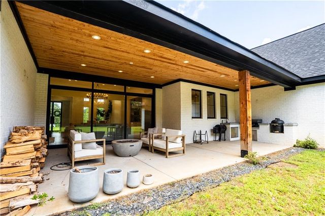 860 W Ridgeway Road, Maysville, GA 30558
