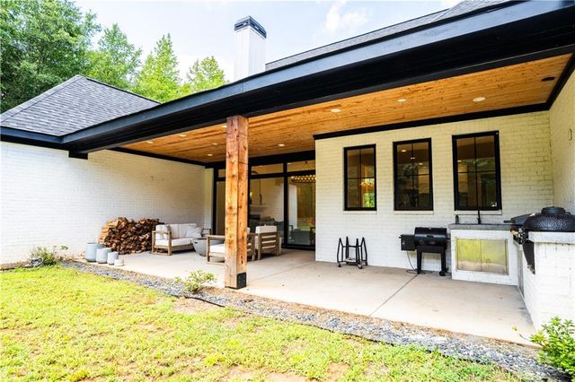 860 W Ridgeway Road, Maysville, GA 30558