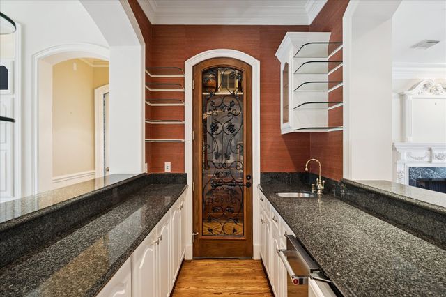 10911 Kemwood Drive, Hunters Creek Village, TX 77024
