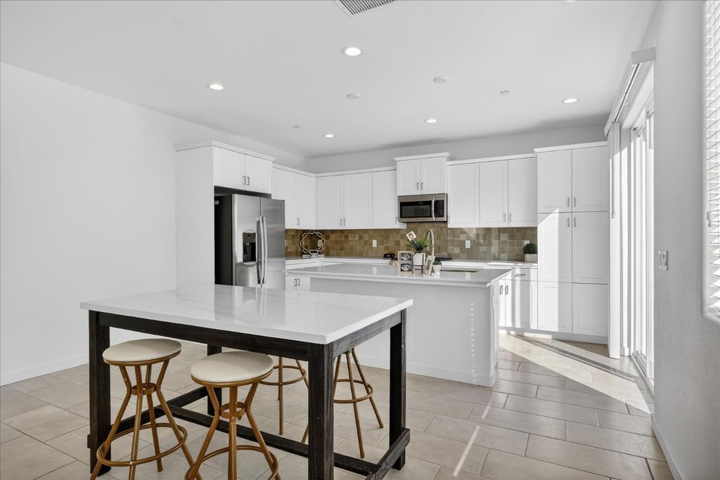 Image 10 of property listing at 824 Katelyn Avenue, Madera, CA 93636