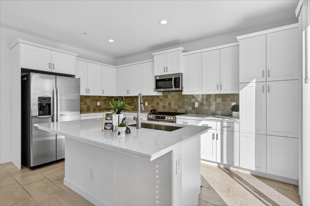 Image 11 of property listing at 824 Katelyn Avenue, Madera, CA 93636