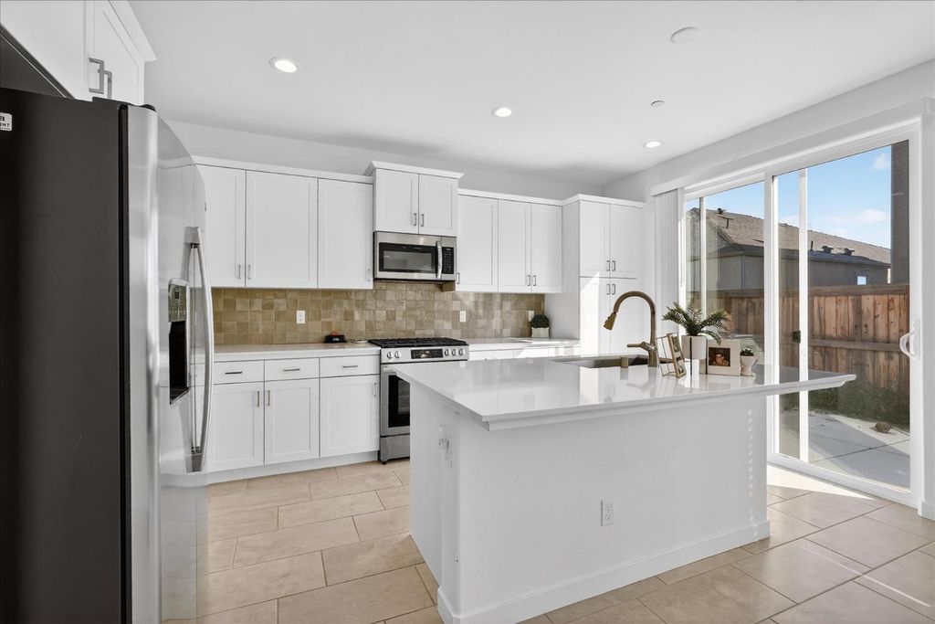 Image 12 of property listing at 824 Katelyn Avenue, Madera, CA 93636