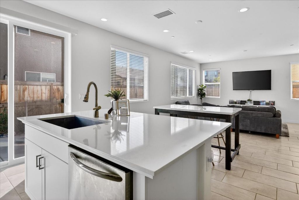 Image 13 of property listing at 824 Katelyn Avenue, Madera, CA 93636