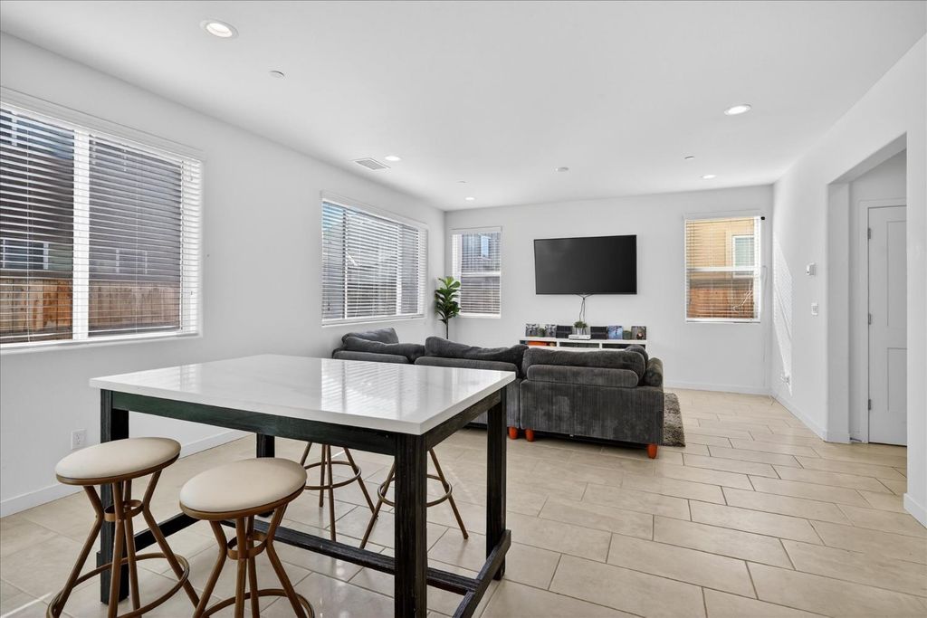 Image 14 of property listing at 824 Katelyn Avenue, Madera, CA 93636