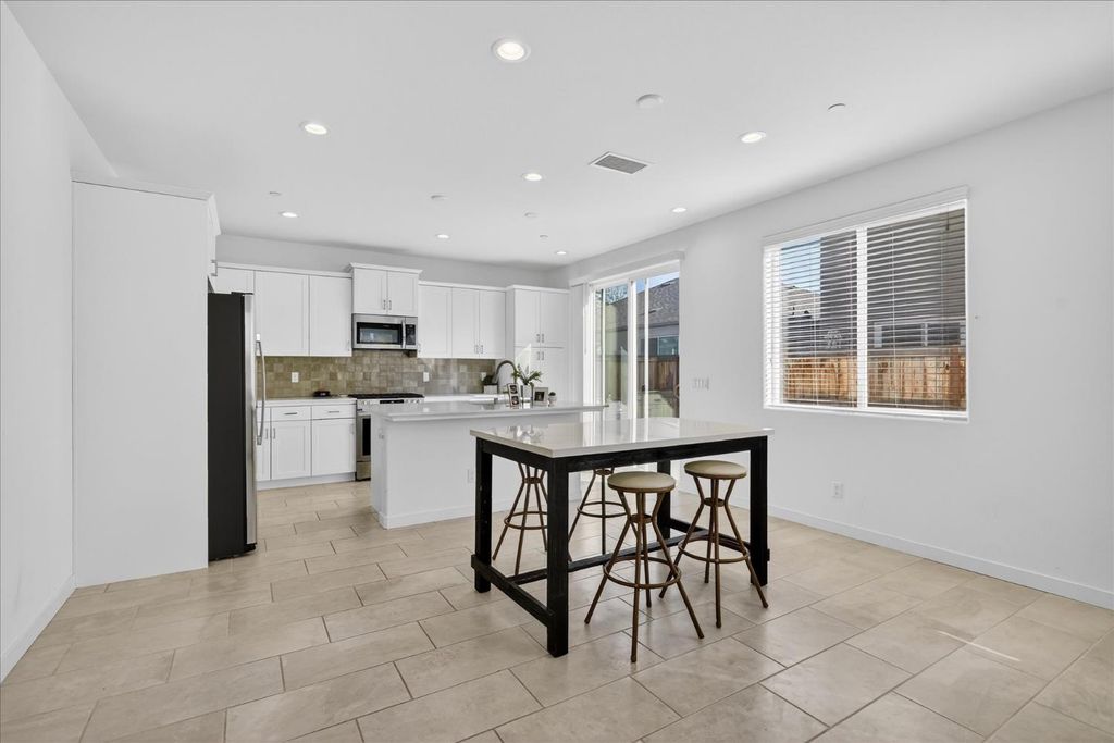 Image 15 of property listing at 824 Katelyn Avenue, Madera, CA 93636