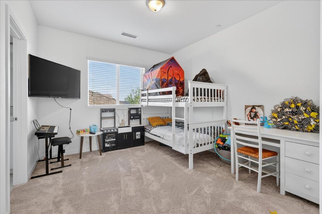 Image 17 of property listing at 824 Katelyn Avenue, Madera, CA 93636