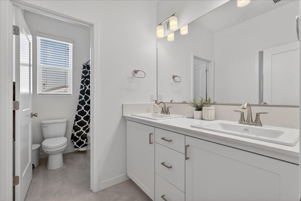 Image 19 of property listing at 824 Katelyn Avenue, Madera, CA 93636