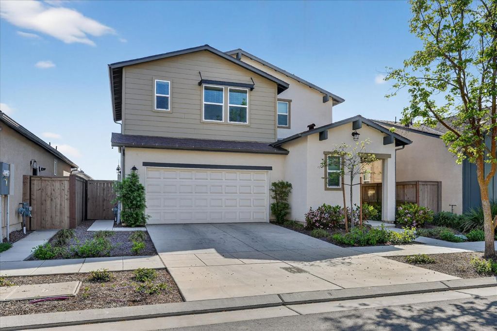 Image 2 of property listing at 824 Katelyn Avenue, Madera, CA 93636