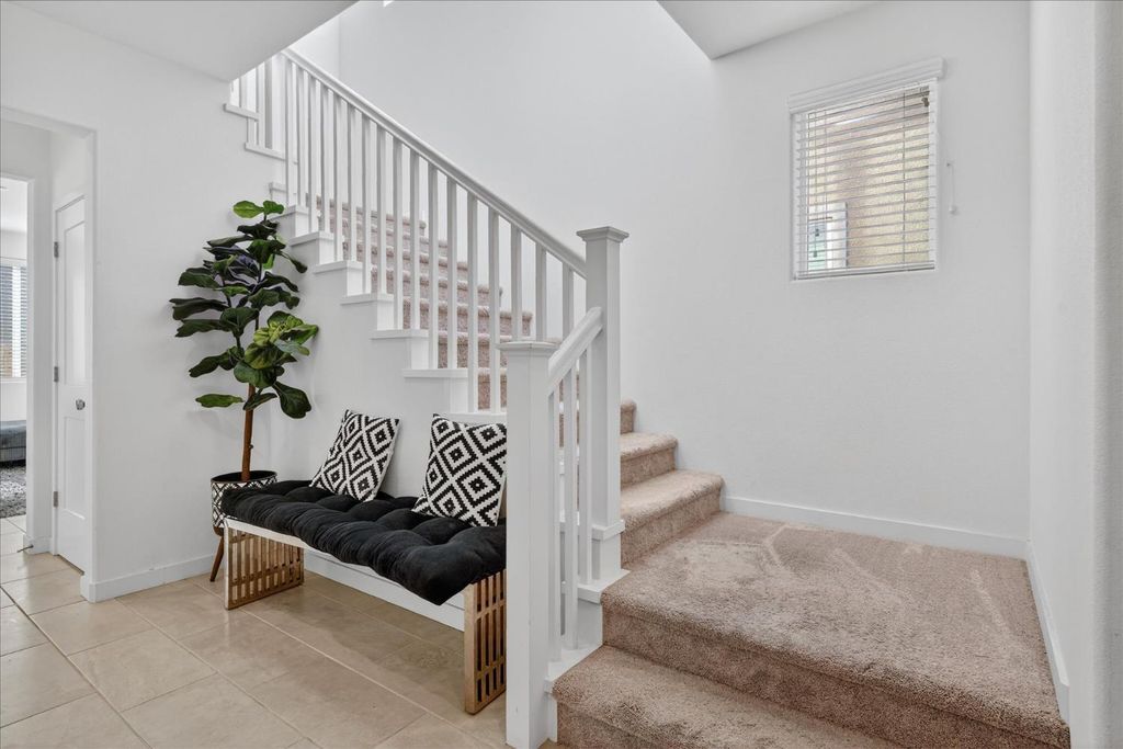 Image 5 of property listing at 824 Katelyn Avenue, Madera, CA 93636