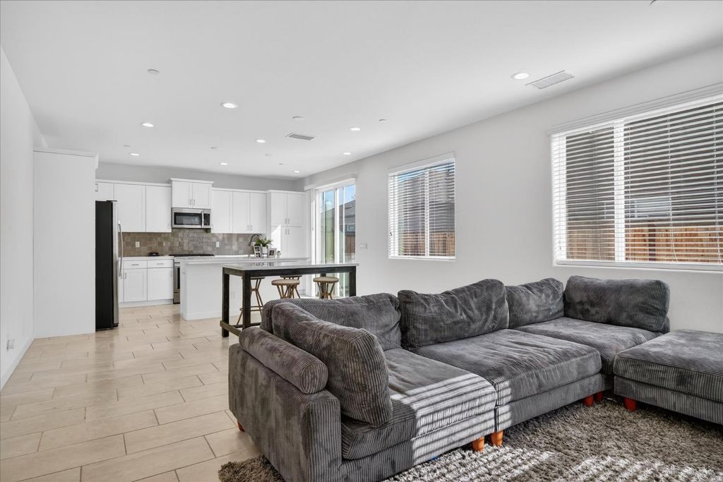 Image 8 of property listing at 824 Katelyn Avenue, Madera, CA 93636