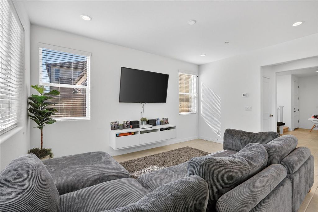 Image 9 of property listing at 824 Katelyn Avenue, Madera, CA 93636