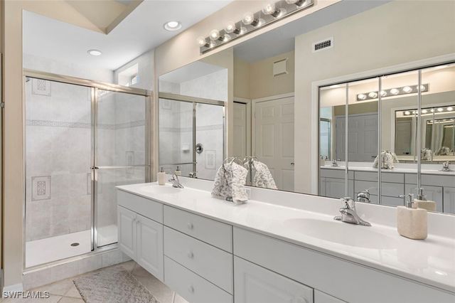 2370 Hidden Lake CT 8301, Naples, FL 34112