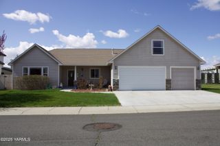 S 408 93rd Ave, Yakima, WA 98908