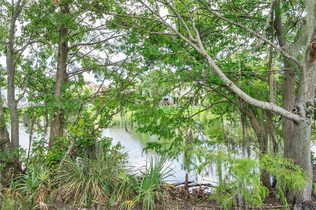 2251 NW 77th Way 205, Pembroke Pines, FL 33024