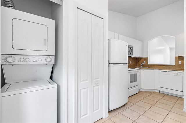 2251 NW 77th Way 205, Pembroke Pines, FL 33024