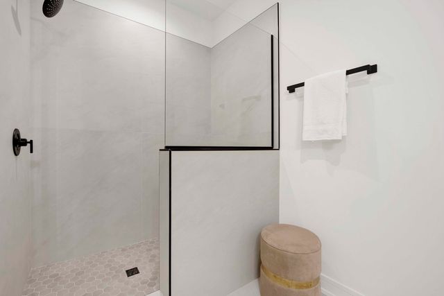 5630 N Broadway Street 2W, Chicago, IL 60660