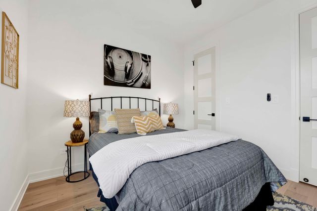 5630 N Broadway Street 2W, Chicago, IL 60660