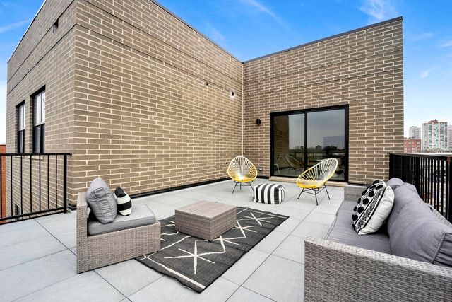 5630 N Broadway Street 2W, Chicago, IL 60660