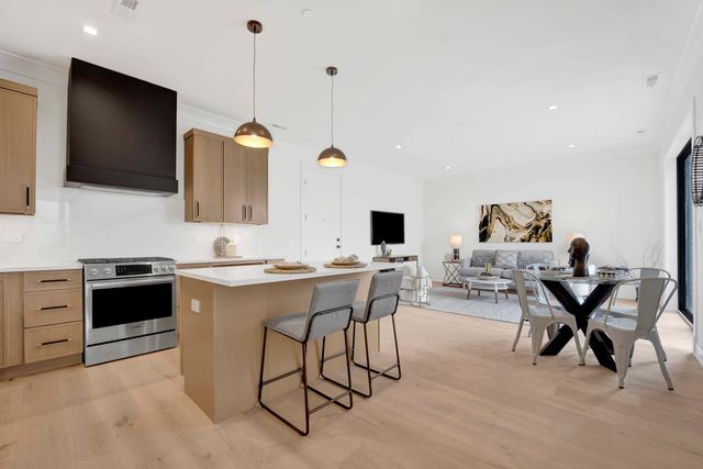 5630 N Broadway Street 2W, Chicago, IL 60660