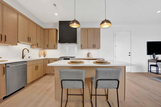 5630 N Broadway Street 2W, Chicago, IL 60660