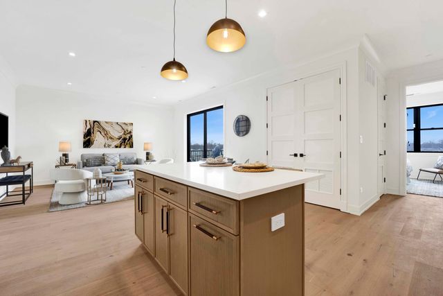 5630 N Broadway Street 2W, Chicago, IL 60660