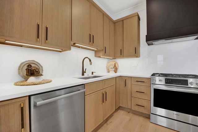 5630 N Broadway Street 2W, Chicago, IL 60660