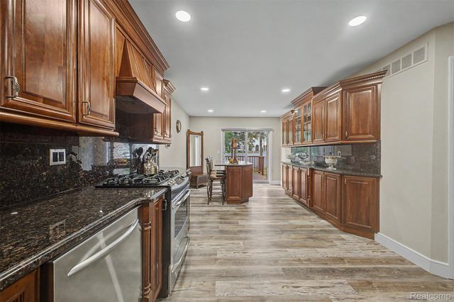 816 N Beech Daly Road, Dearborn Heights, MI 48127