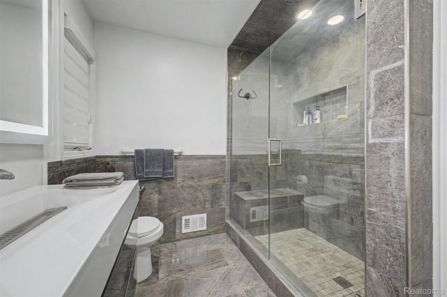 816 N Beech Daly Road, Dearborn Heights, MI 48127