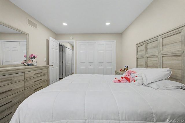 816 N Beech Daly Road, Dearborn Heights, MI 48127