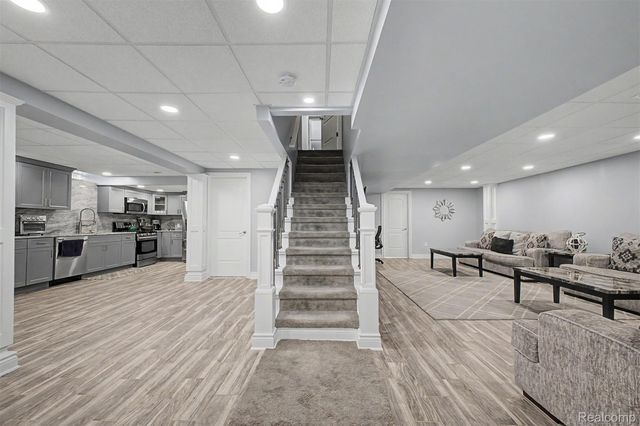 816 N Beech Daly Road, Dearborn Heights, MI 48127