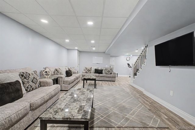 816 N Beech Daly Road, Dearborn Heights, MI 48127